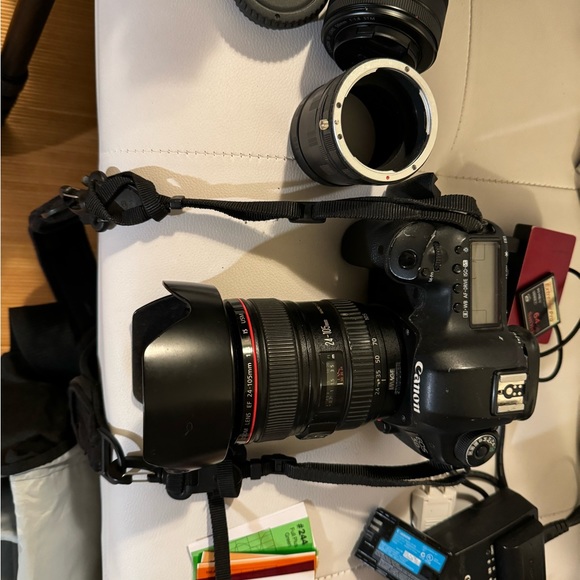 Canon 5D Mark III DSLR Camera: Professional Photography Bundle w/ Lenses & more - Picture 4 of 7